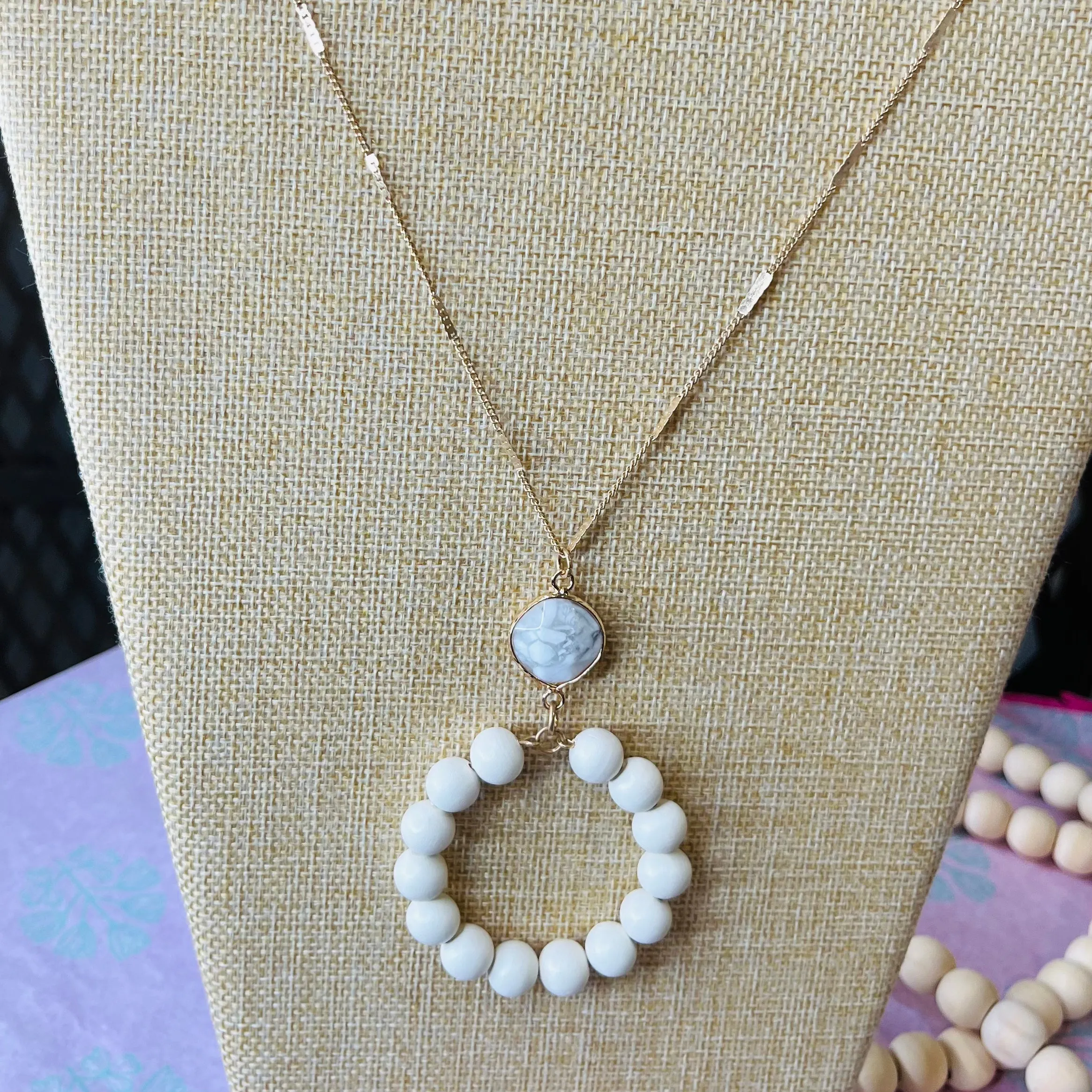 long round bead circle pendant necklace: white